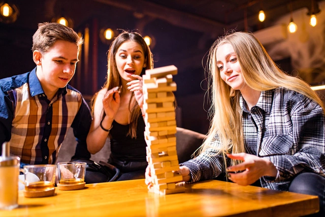 Jeux de société au bar